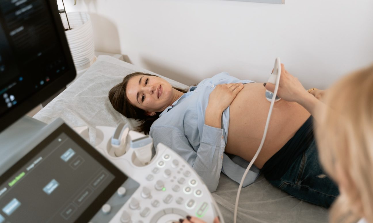 ¿Qué es la obstetricia y qué función cumple el obstetra durante el embarazo?